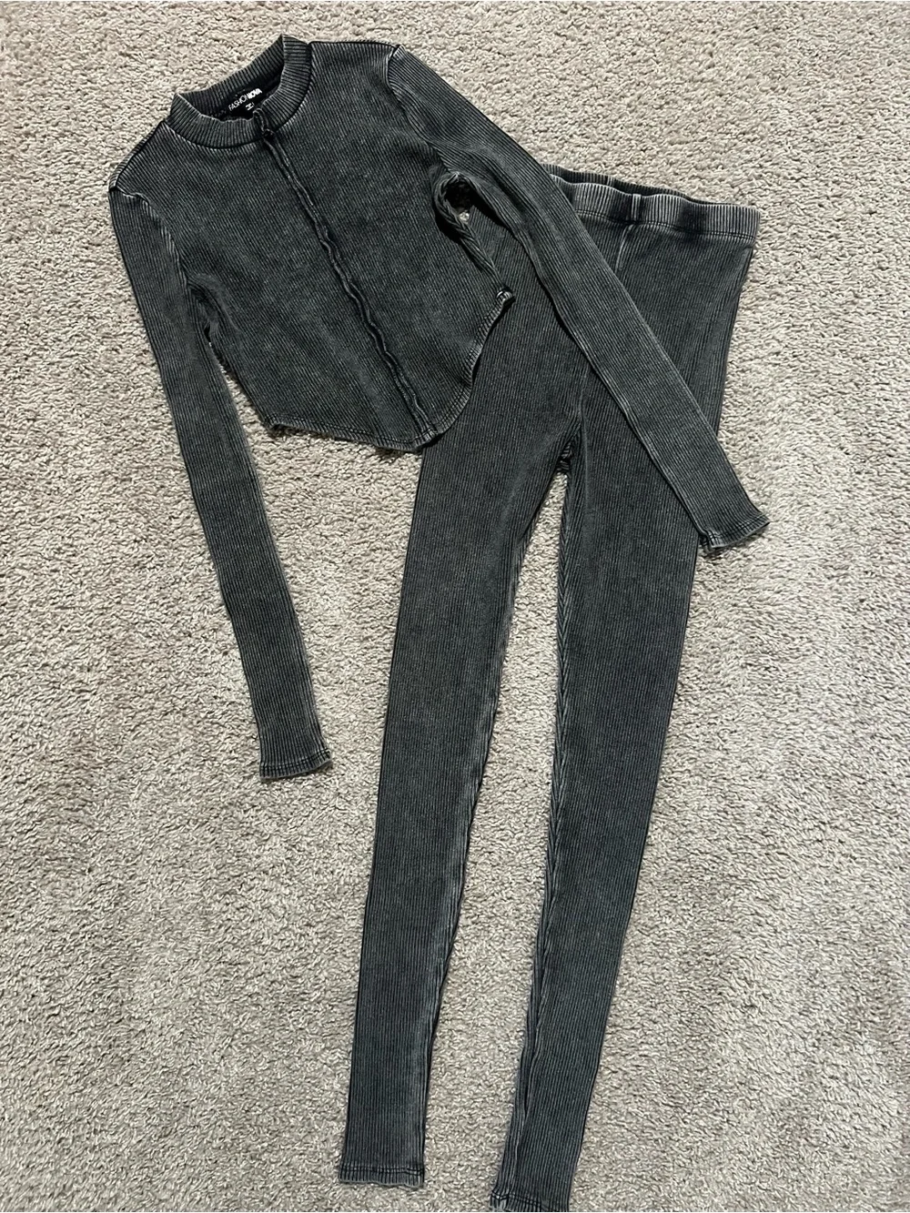 NWOT Fashion Nova Acid Wash Charcoal Ribbed Two-Piece Leggings Set - Picture 2 of 3